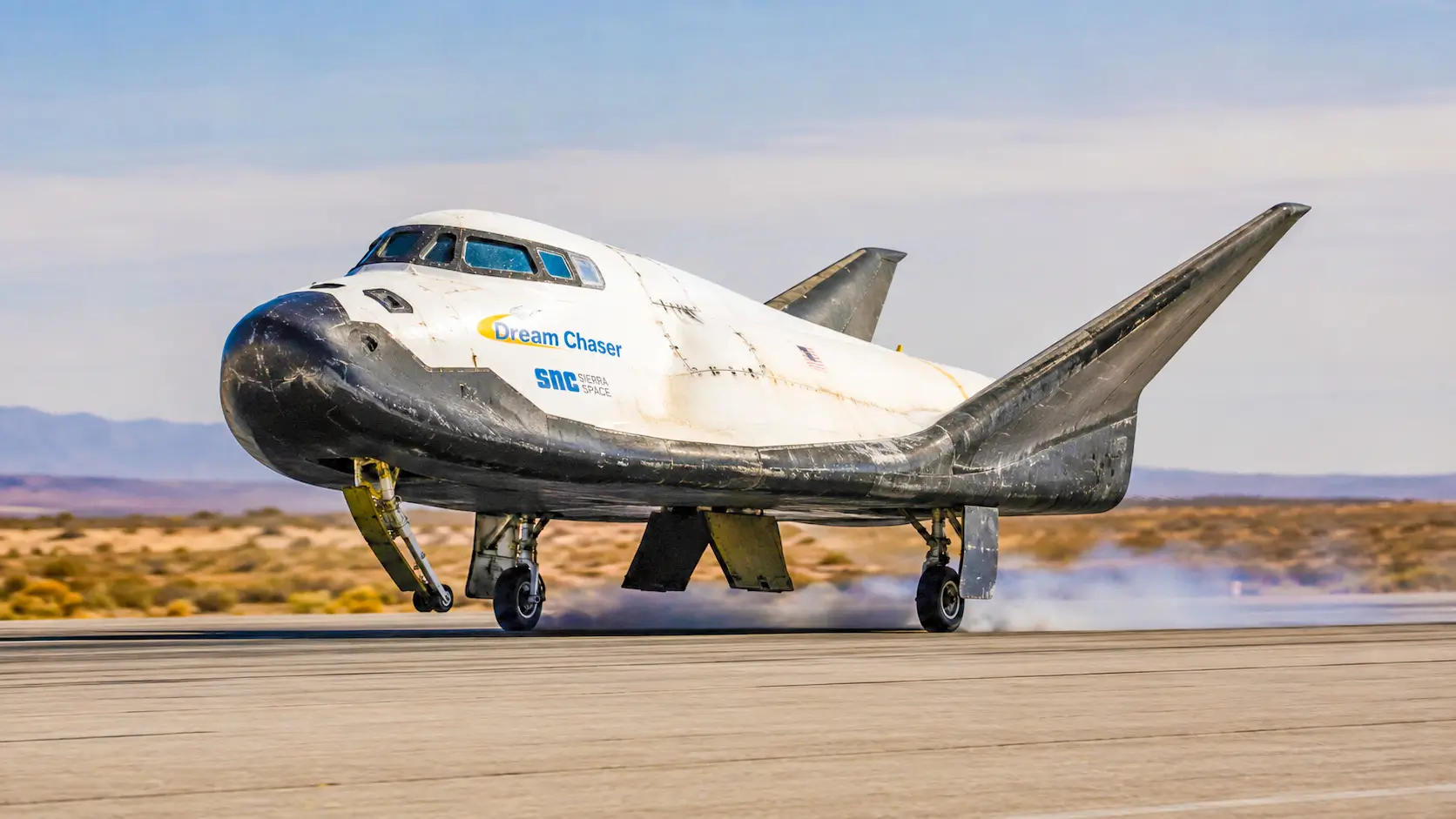 Le vaisseau spatial Dream Chaser de Sierra Space atterrit sur une piste après son retour d’orbite.
