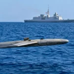 Un drone militaire low-cost vole au ras de la mer Rouge, avec une frégate française visible à l’horizon.