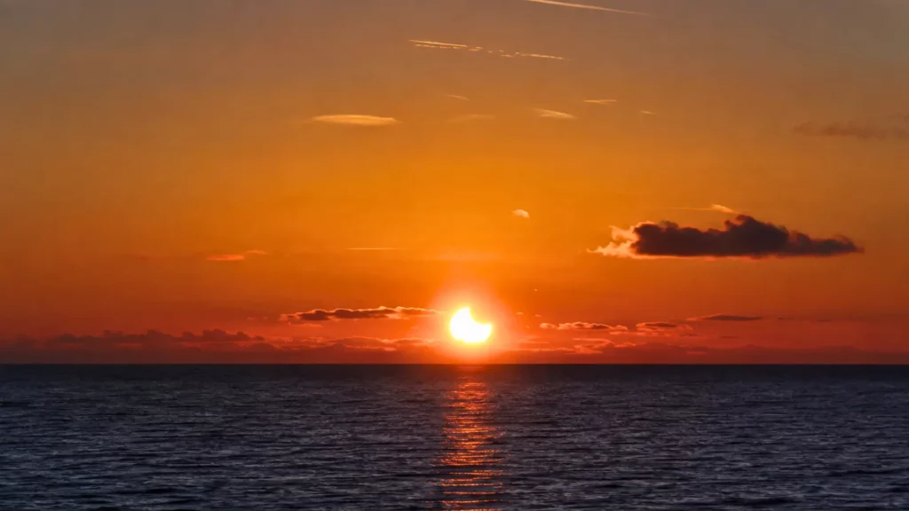 Éclipse solaire partielle du 12 août 2026 visible au coucher du Soleil au-dessus de l’océan.