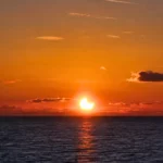 Éclipse solaire partielle du 12 août 2026 visible au coucher du Soleil au-dessus de l’océan.