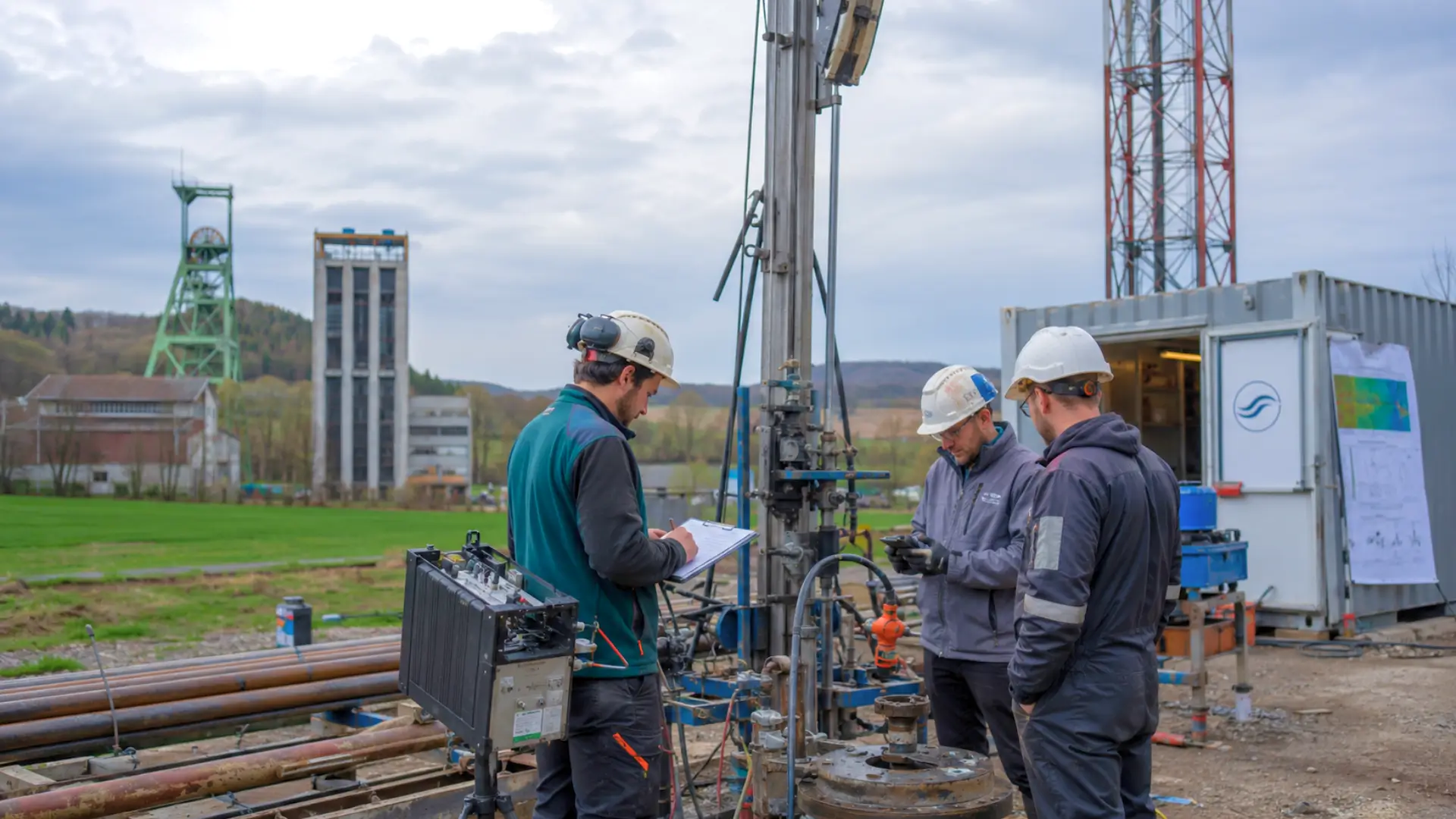 Chercheurs et techniciens autour d’un forage scientifique à Folschviller en Moselle pour analyser l’hydrogène naturel du sous-sol.