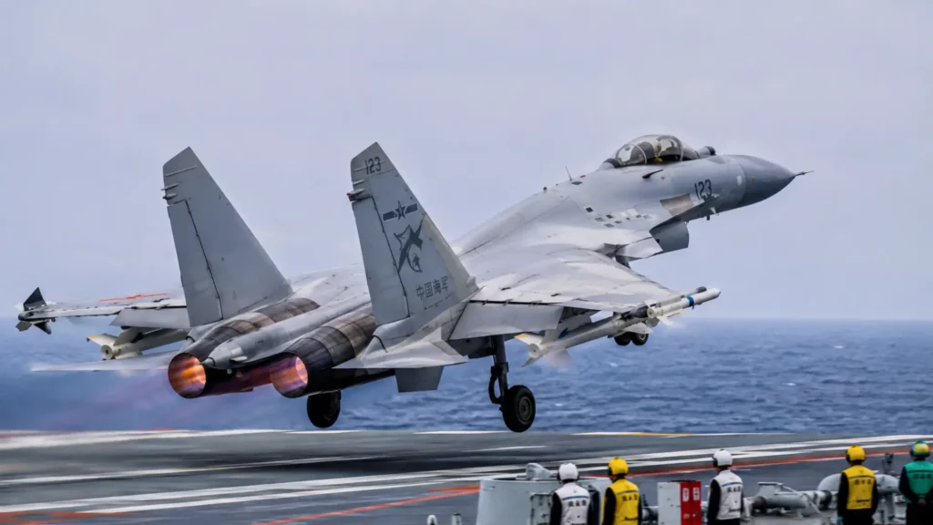 Chasseur chinois J-15T décollant du porte-avions Fujian avec quatre missiles antinavires sous les ailes.