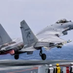Chasseur chinois J-15T décollant du porte-avions Fujian avec quatre missiles antinavires sous les ailes.