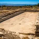 Vue d’ensemble du vaste bassin romain antique de Tralleis, dégagé au cœur du site archéologique d’Aydın, en Turquie.