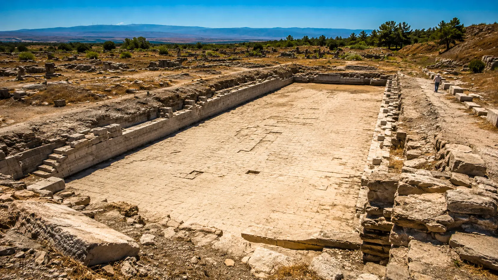 Vue d’ensemble du vaste bassin romain antique de Tralleis, dégagé au cœur du site archéologique d’Aydın, en Turquie.