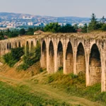 Vestiges de l’aqueduc romain du Gier à Chaponost, avec ses arches en pierre dominant un paysage rural près de Lyon.