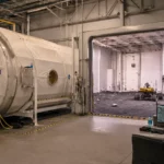Habitat de simulation de la NASA au Johnson Space Center avec module fermé, zone de sol simulé et poste de contrôle pour une mission analogique vers la Lune et Mars.