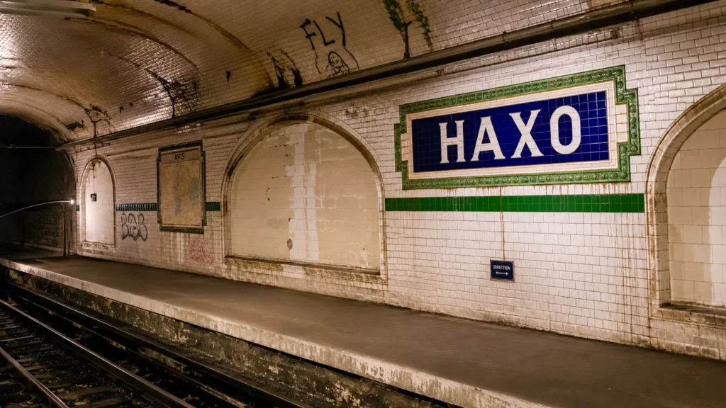 Le quai désert de la station Haxo, station fantôme du métro parisien jamais ouverte aux voyageurs.