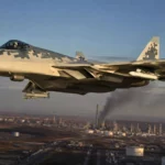 Un chasseur russe Su-57 survole la raffinerie d’Omsk tandis qu’une colonne de fumée s’élève du site industriel.