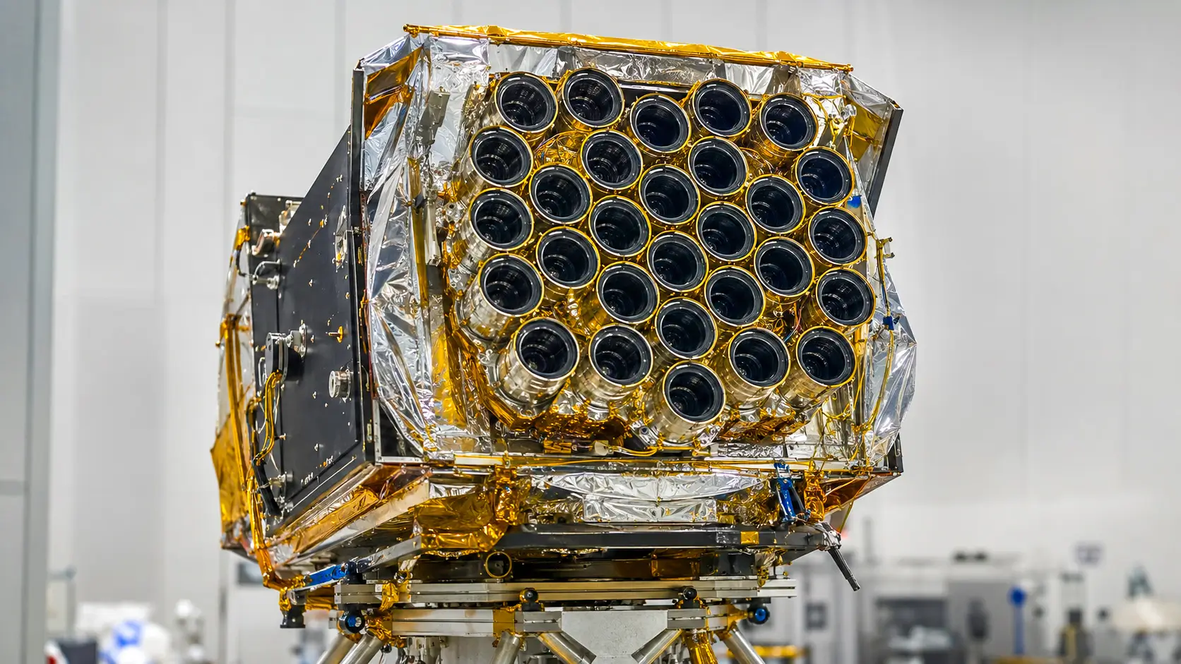 Le télescope spatial PLATO et sa mosaïque de 26 caméras assemblées pour observer des centaines de milliers d’étoiles.