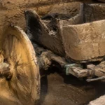 Un char funéraire antique partiellement dégagé dans une tombe princière picène découverte à Sirolo, en Italie.
