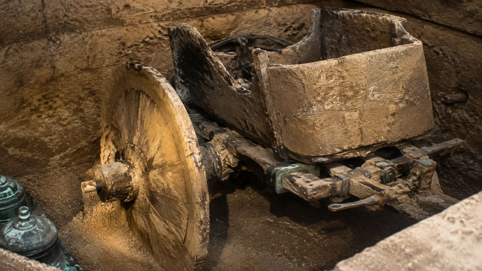 Un char funéraire antique partiellement dégagé dans une tombe princière picène découverte à Sirolo, en Italie.