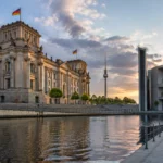Vue de Berlin avec le Reichstag, des bâtiments modernes et la tour de télévision au coucher du soleil.