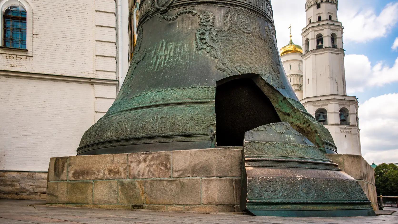 Le Tsar Kolokol, immense cloche de bronze brisée, repose sur son socle au cœur du Kremlin de Moscou.