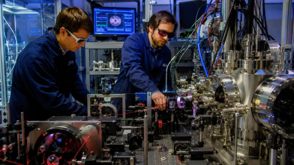 Deux physiciens règlent un dispositif laser ultrarapide dans un laboratoire d’optique attoseconde.