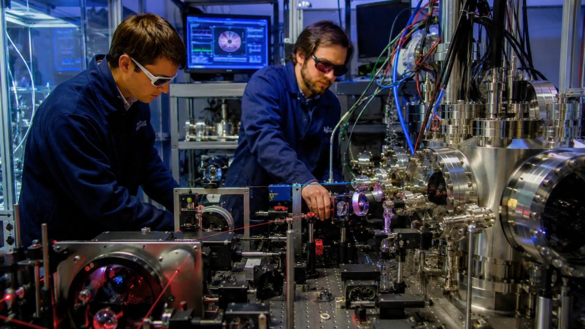 Deux physiciens règlent un dispositif laser ultrarapide dans un laboratoire d’optique attoseconde.