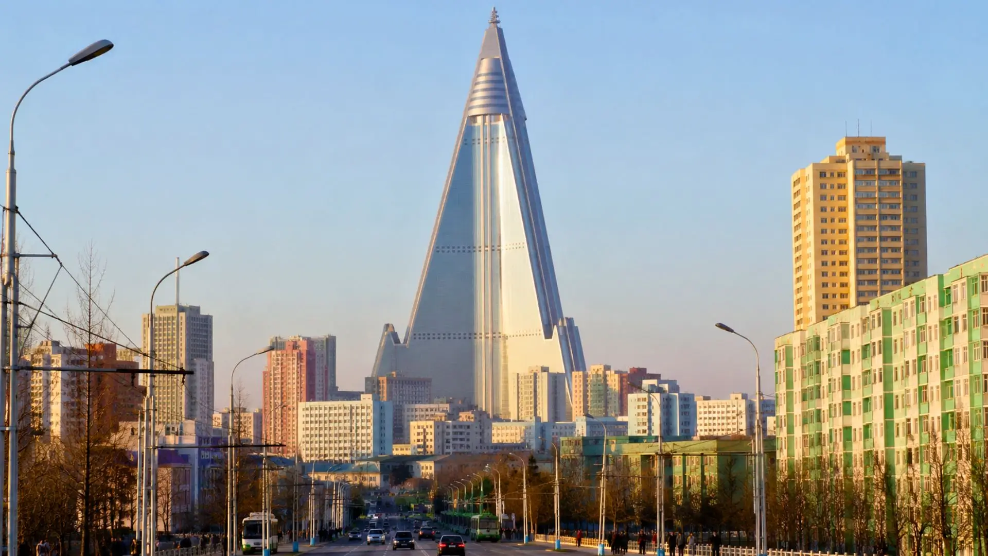 Vue du Ryugyong Hotel, gratte-ciel pyramidal de 105 étages dominant la ville de Pyongyang en Corée du Nord.