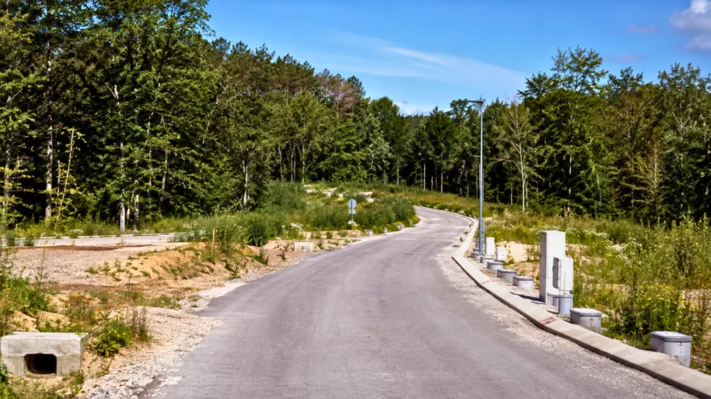 Route et infrastructures aménagées dans la forêt de Chambaran pour le projet abandonné de Center Parcs à Roybon.