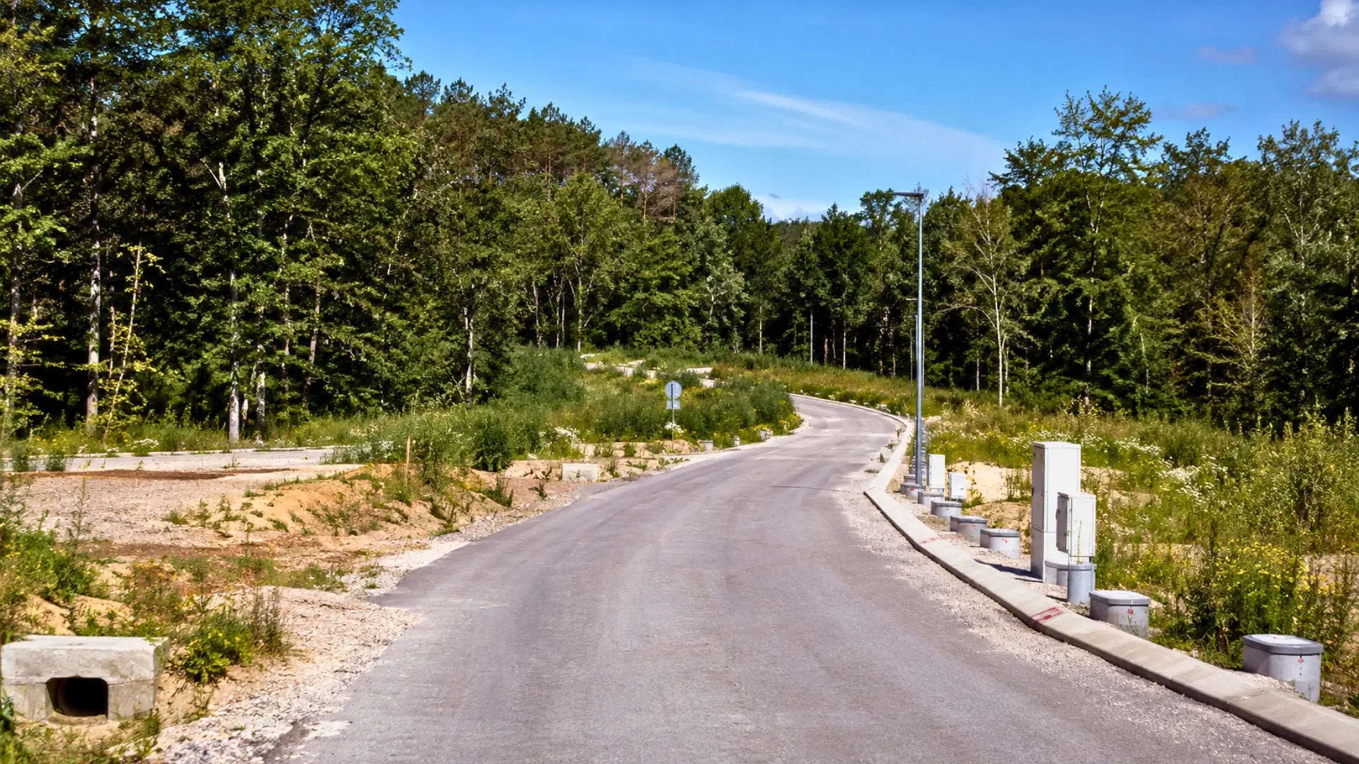 Route et infrastructures aménagées dans la forêt de Chambaran pour le projet abandonné de Center Parcs à Roybon.