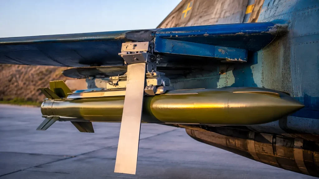 Une bombe planante Equalizer de conception ukrainienne fixée sous l’aile d’un avion de combat sur une base aérienne.