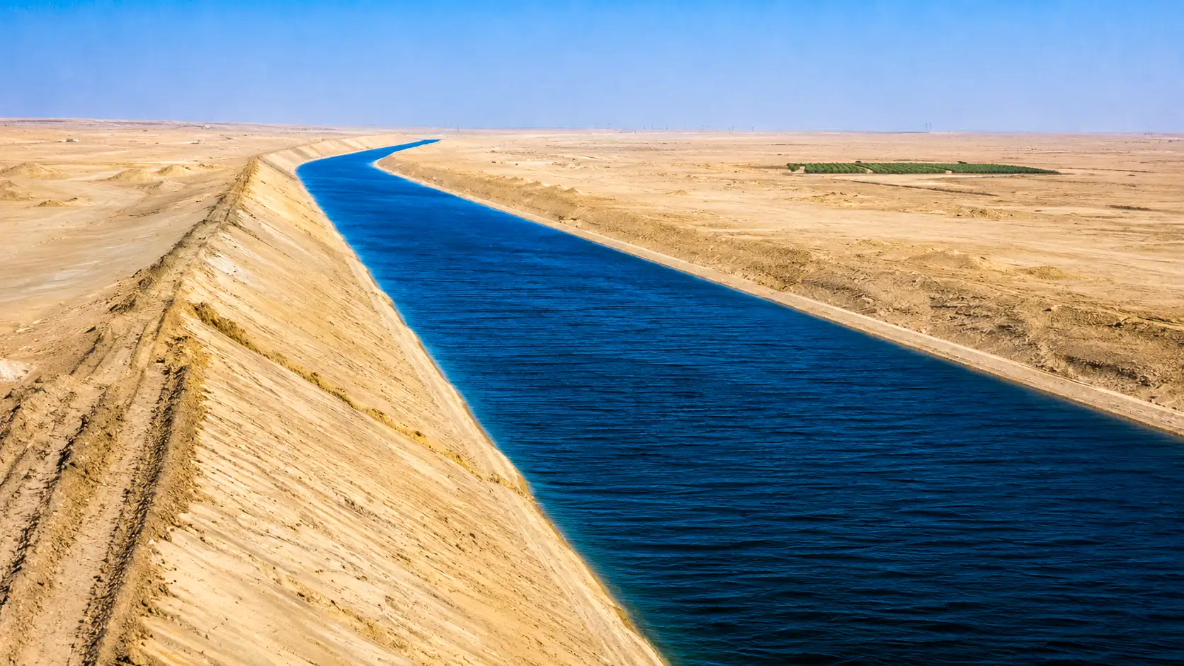 Le canal de Toshka traverse le désert égyptien, transportant une immense bande d’eau bleue au milieu de terres arides presque entièrement dépourvues de cultures.