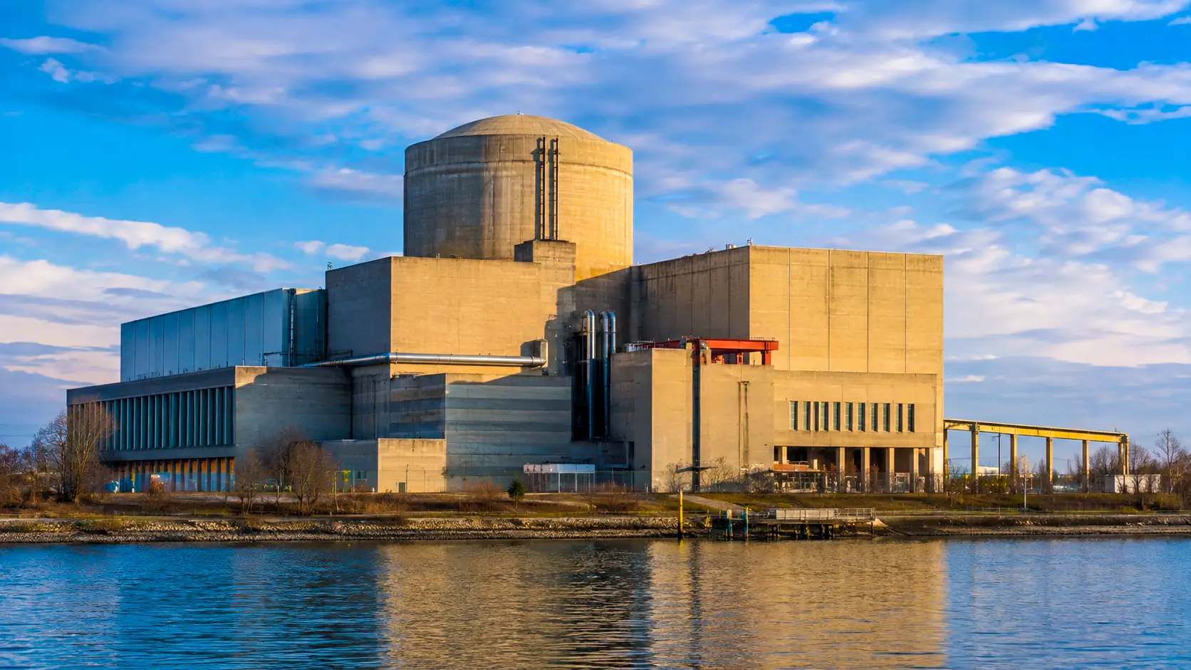 La centrale nucléaire de Zwentendorf en Autriche, entièrement construite mais jamais mise en service, se dresse au bord du Danube.