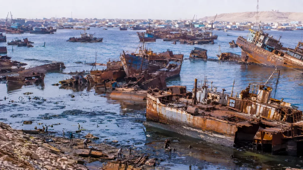 Des dizaines d’épaves de navires rouillés s’entassent dans les eaux peu profondes de la baie de Nouadhibou en Mauritanie.