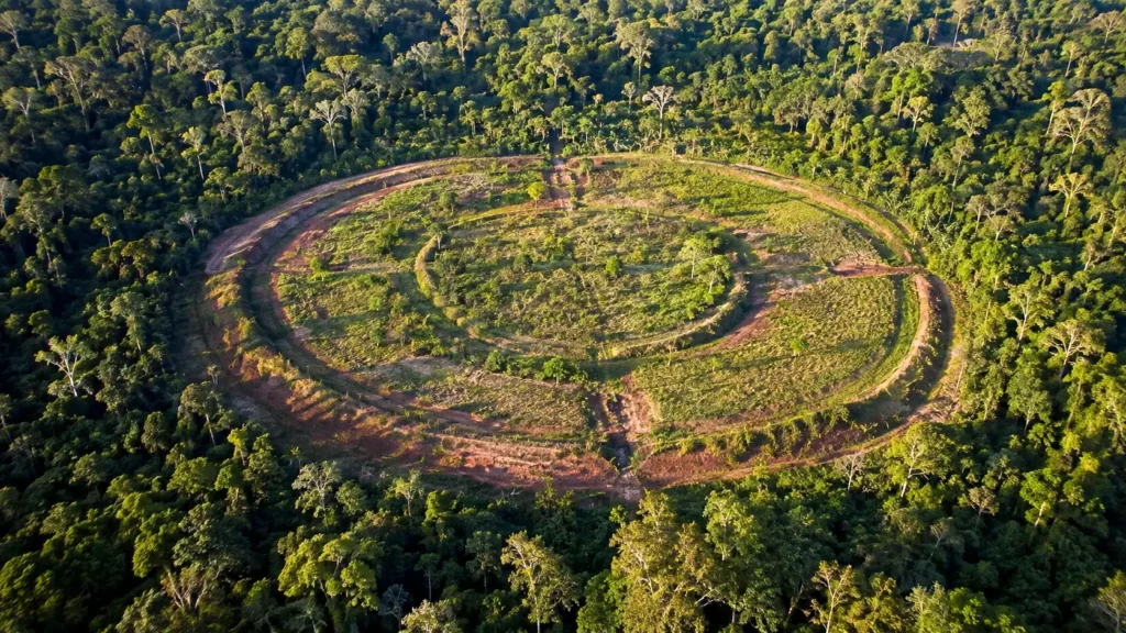 Vue aérienne d’un vaste site cérémoniel circulaire ancien révélé au cœur de la forêt amazonienne.