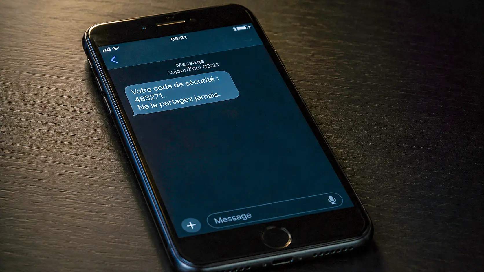 Un smartphone affiche un code de sécurité bancaire reçu par SMS, illustrant les vulnérabilités de cette méthode d’authentification.