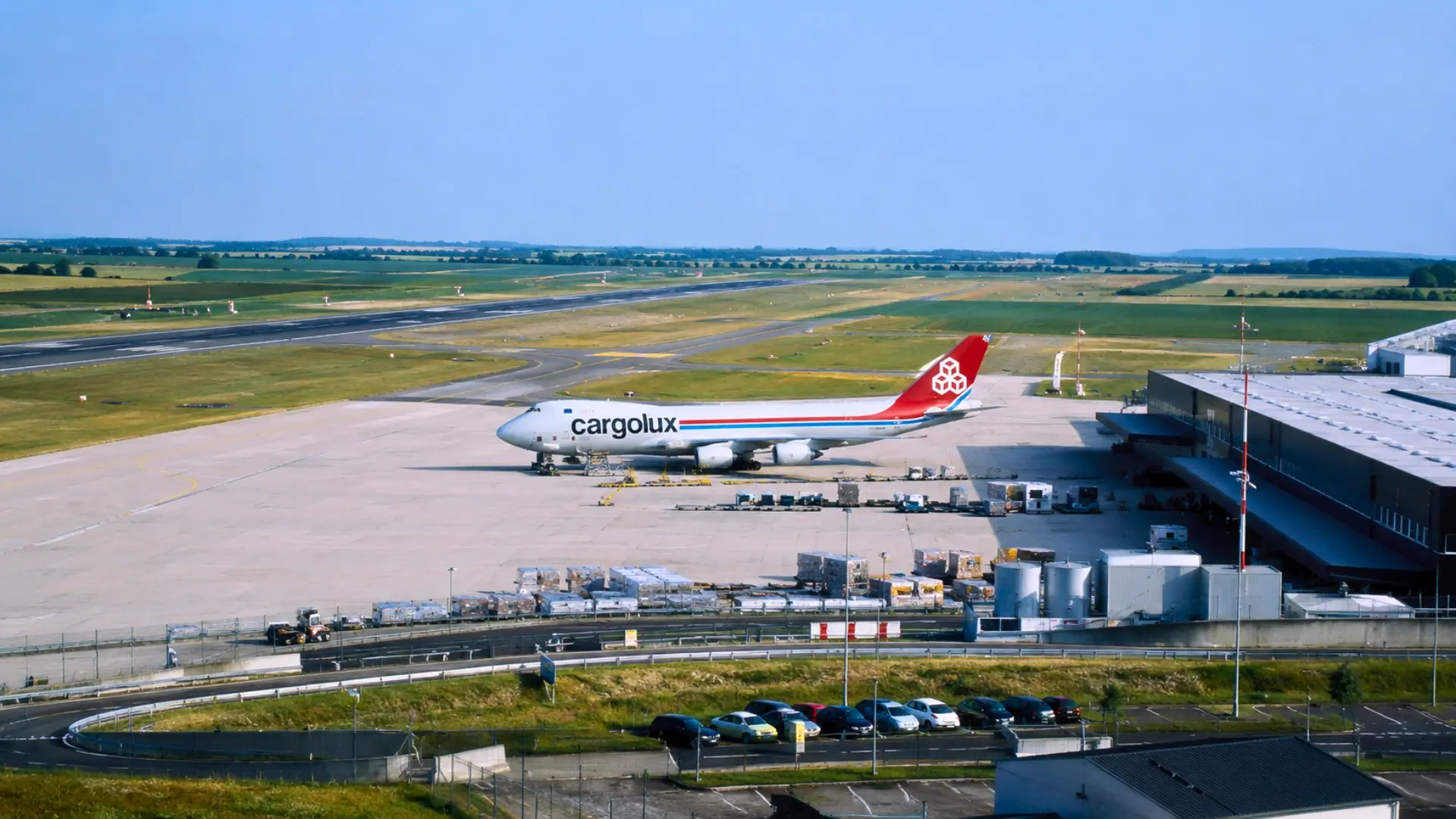 Avion-cargo stationné sur le tarmac de l’aéroport de Vatry, avec la longue piste et les champs de la Marne en arrière-plan.