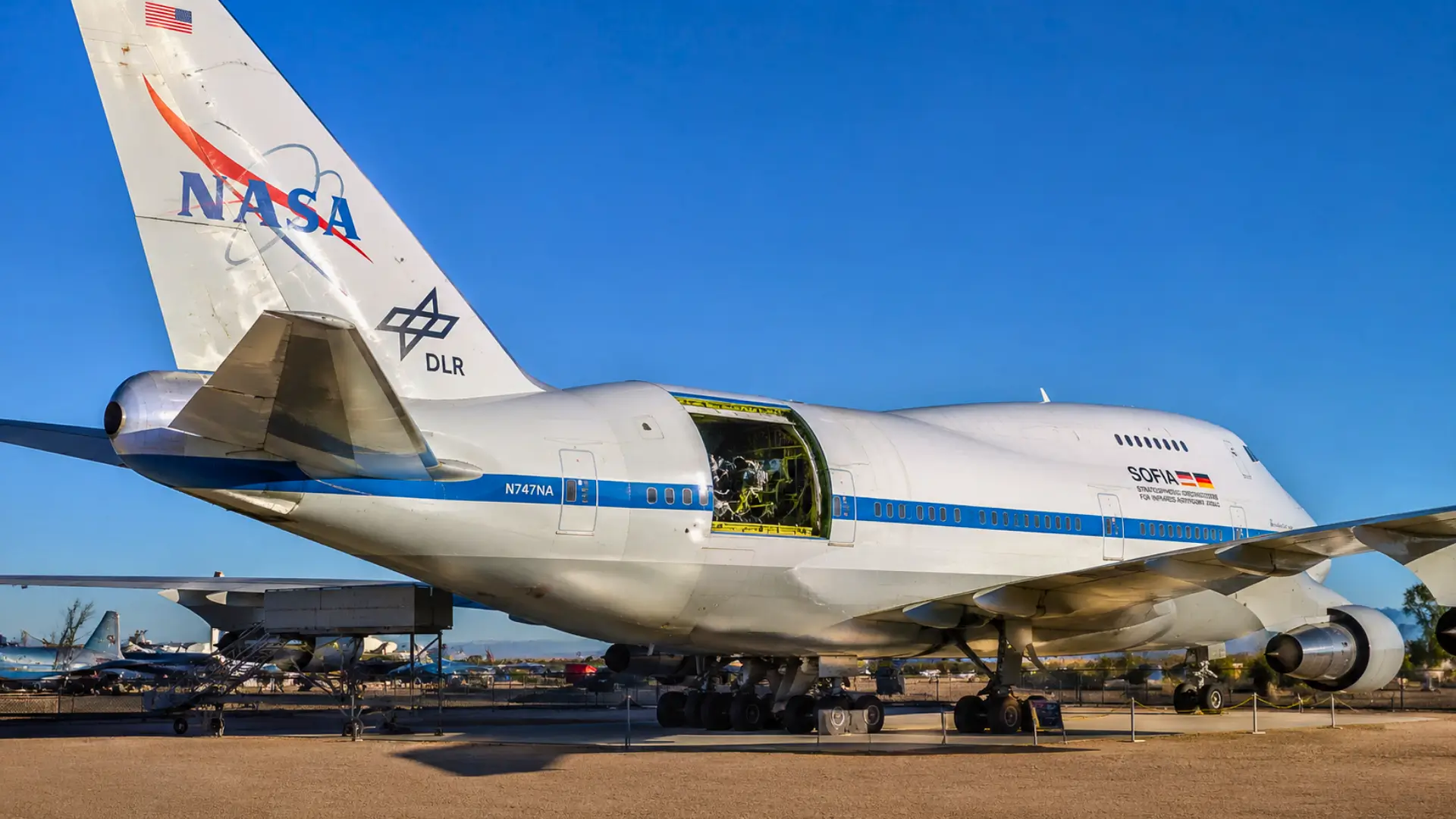 Boeing 747SP SOFIA de la NASA exposé au Pima Air & Space Museum avec l’ouverture du télescope visible dans le fuselage arrière.