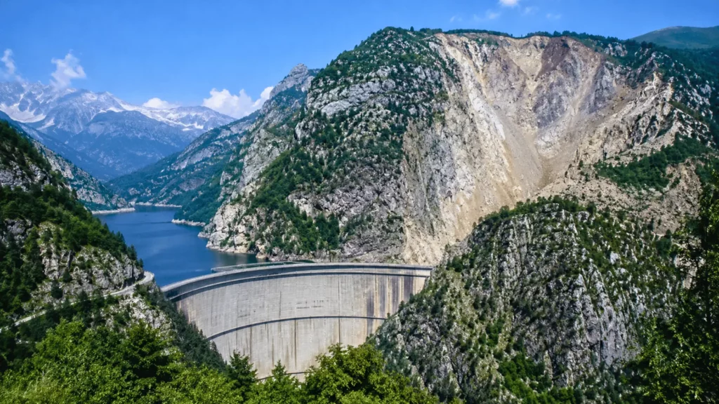 Vue du barrage du Vajont en Italie, avec l’immense cicatrice du glissement de terrain du mont Toc visible au-dessus de la vallée.