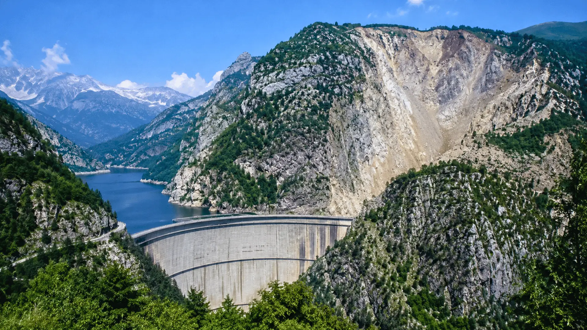 Vue du barrage du Vajont en Italie, avec l’immense cicatrice du glissement de terrain du mont Toc visible au-dessus de la vallée.