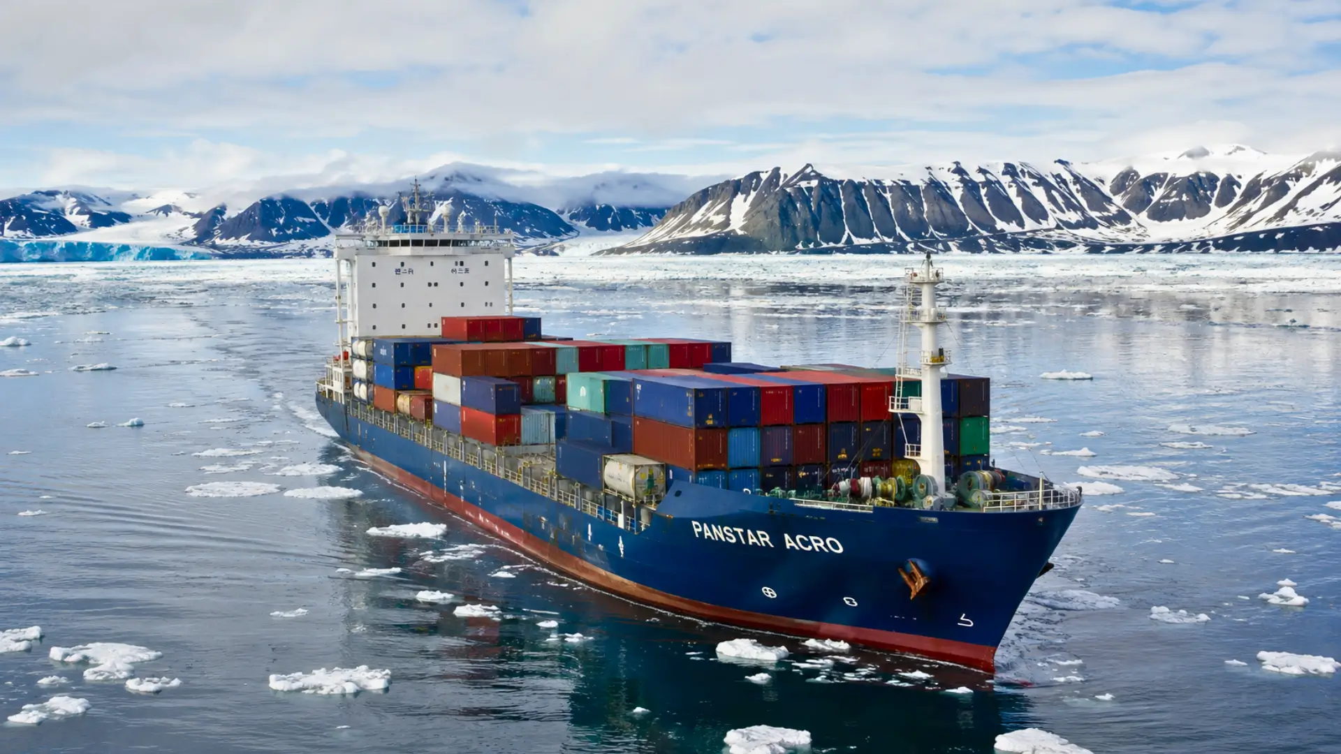 Le porte-conteneurs sud-coréen PanStar Acro navigue parmi les glaces de l’Arctique sur la route maritime du Nord.