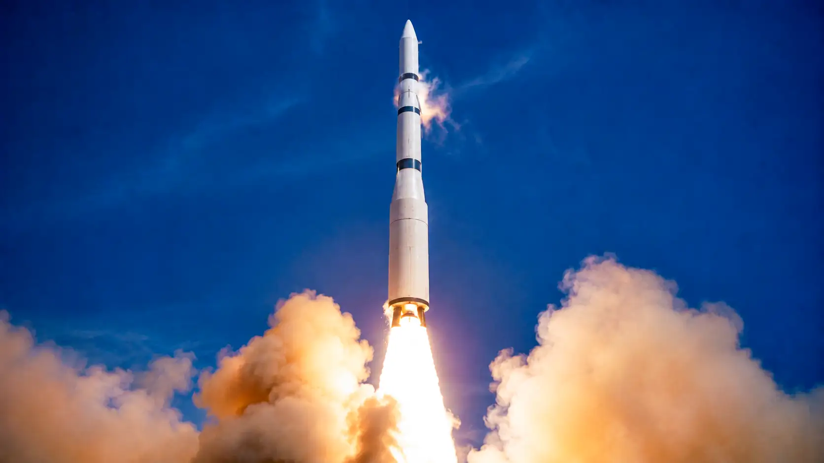 La fusée européenne Europa s’élève dans le ciel au-dessus d’un immense panache de flammes et de fumée lors de son lancement.