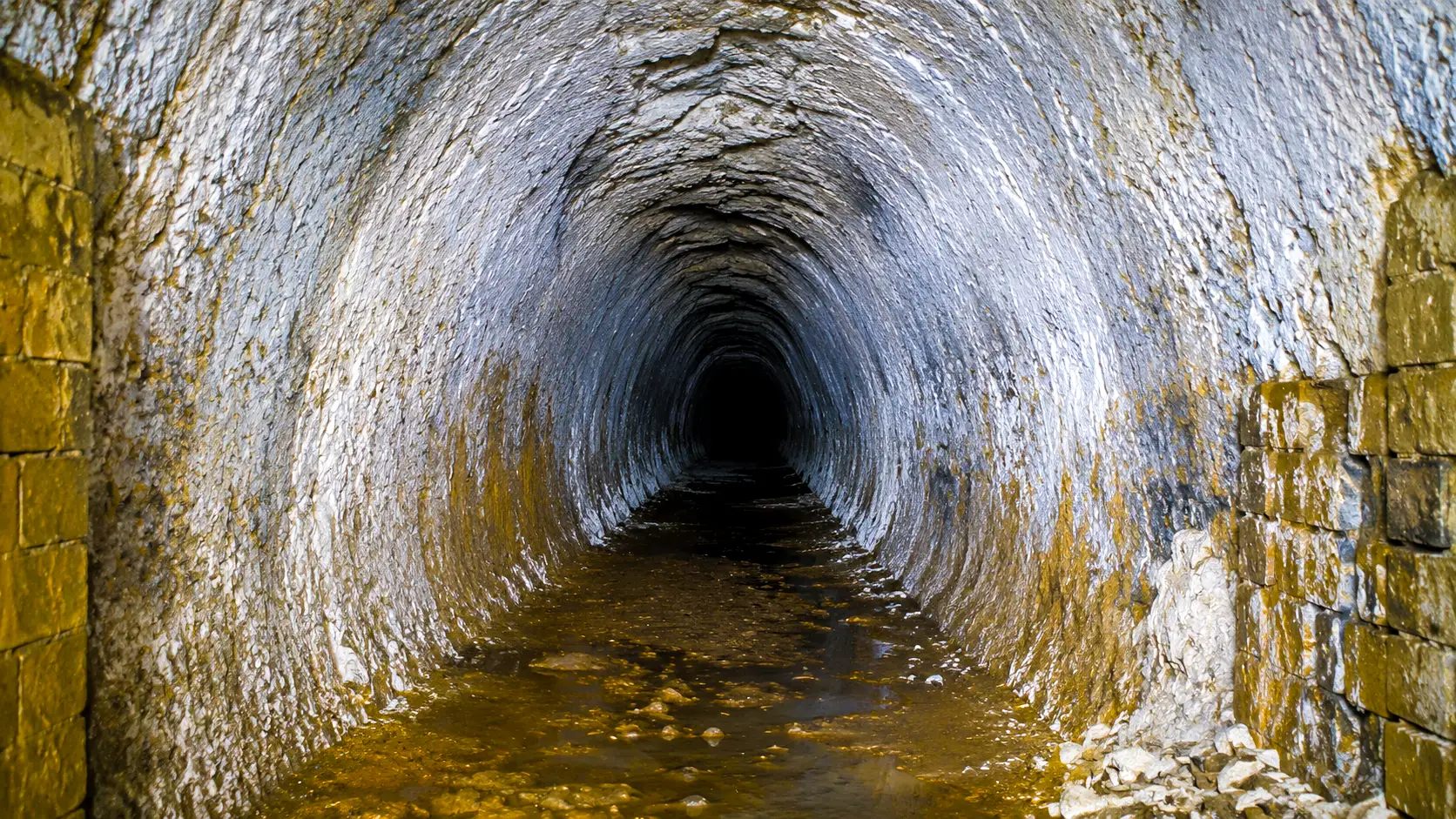 Une ancienne galerie souterraine creusée dans la craie à Sangatte s’enfonce dans l’obscurité sous la Manche.