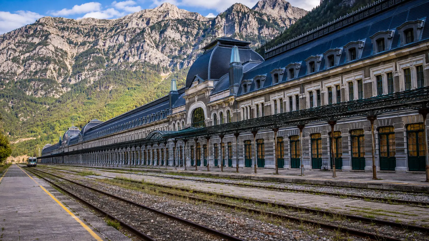 La gare internationale de Canfranc s’étire au pied des Pyrénées, face à des voies presque désertes.