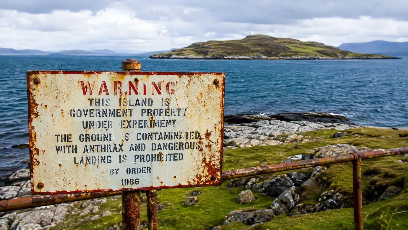 Un panneau d’avertissement rouillé signale la contamination à l’anthrax face à l’île écossaise de Gruinard.