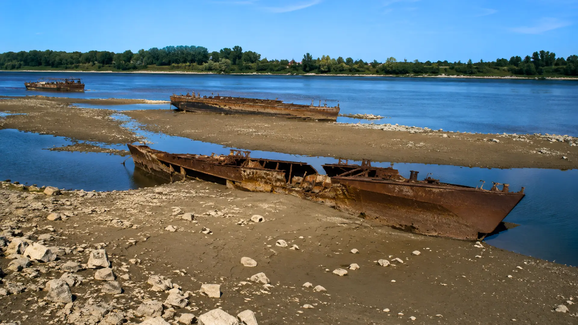 Épaves de navires allemands de la Seconde Guerre mondiale émergées du Danube à bas niveau près de Prahovo, en Serbie.