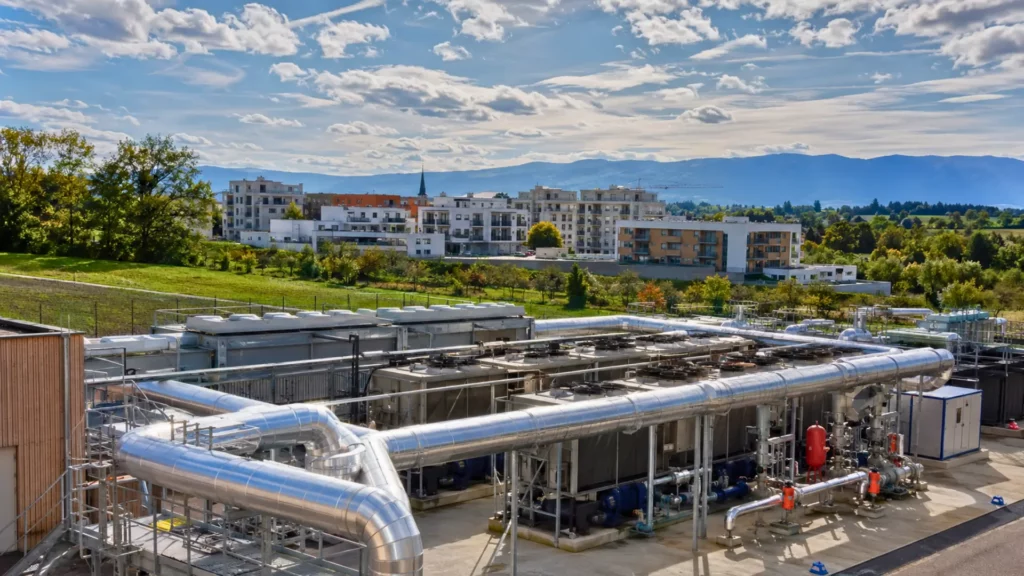 Installation industrielle de récupération de chaleur près de Ferney-Voltaire, reliée au réseau de chauffage urbain alimenté en partie par la chaleur du LHC du CERN.