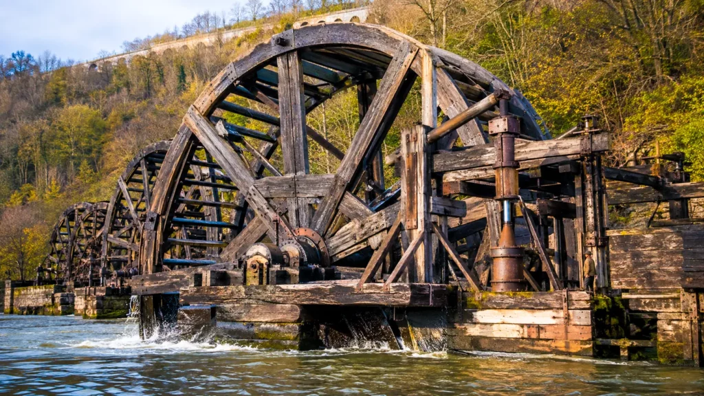 Une immense roue hydraulique en bois de la machine de Marly actionne un système de pompage sur les eaux de la Seine à Bougival.