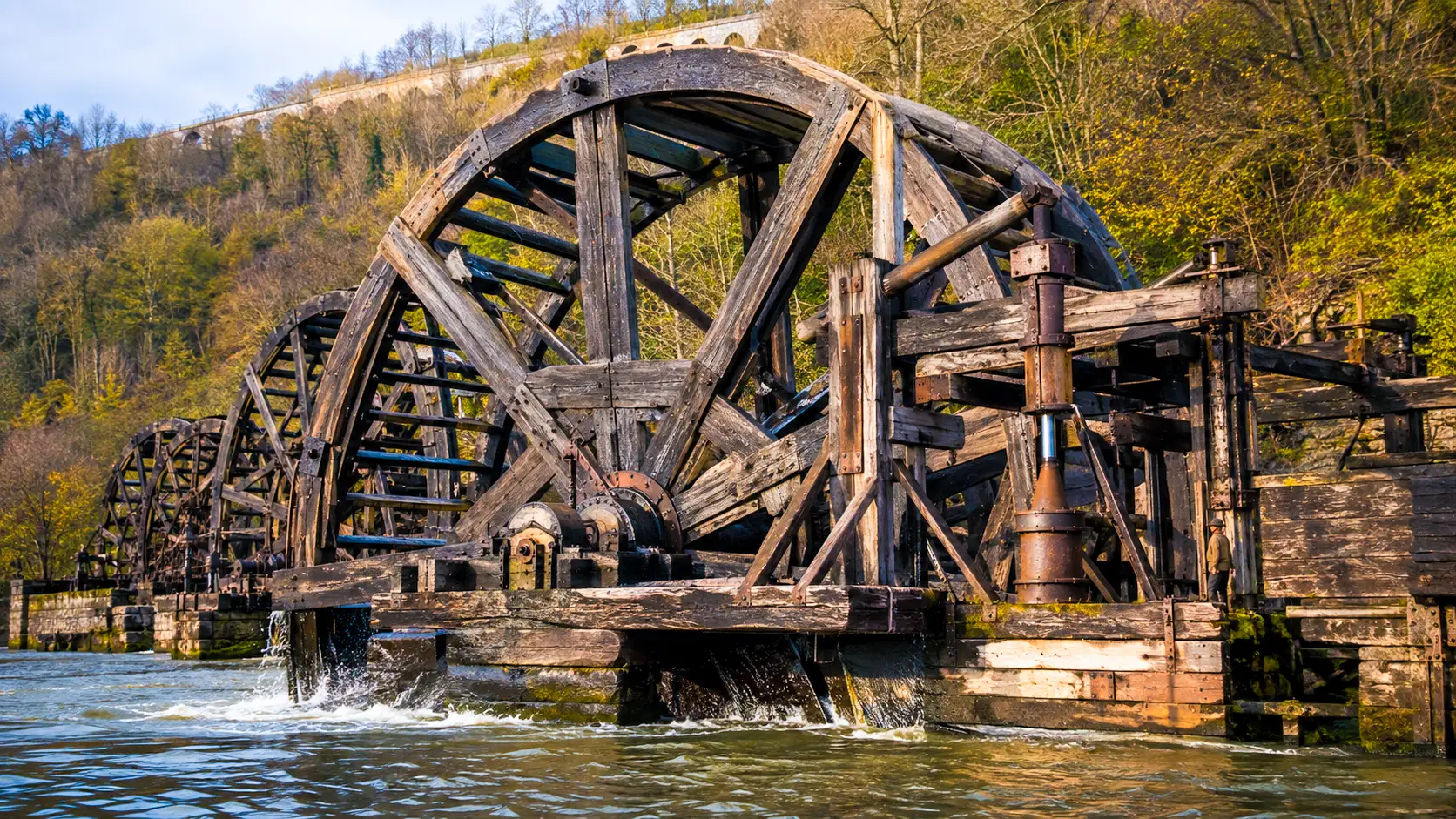 Une immense roue hydraulique en bois de la machine de Marly actionne un système de pompage sur les eaux de la Seine à Bougival.