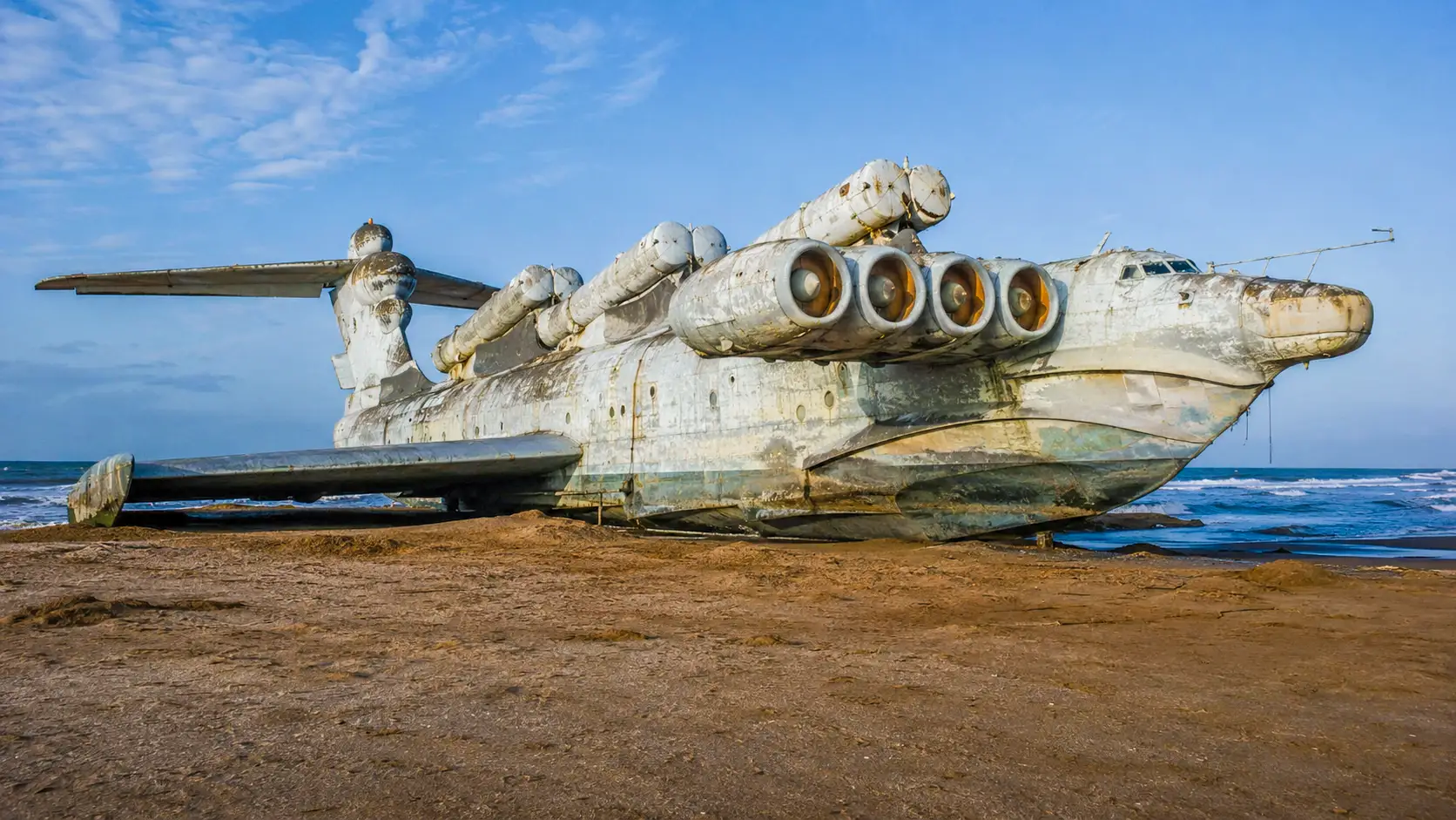 Le gigantesque ekranoplane soviétique MD-160 repose sur une plage du Daghestan, au bord de la mer Caspienne.