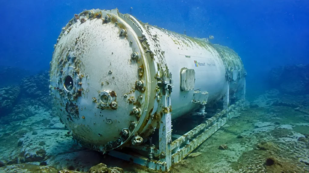 Data center sous-marin de Microsoft reposant sur le fond marin au large des Orcades en Écosse