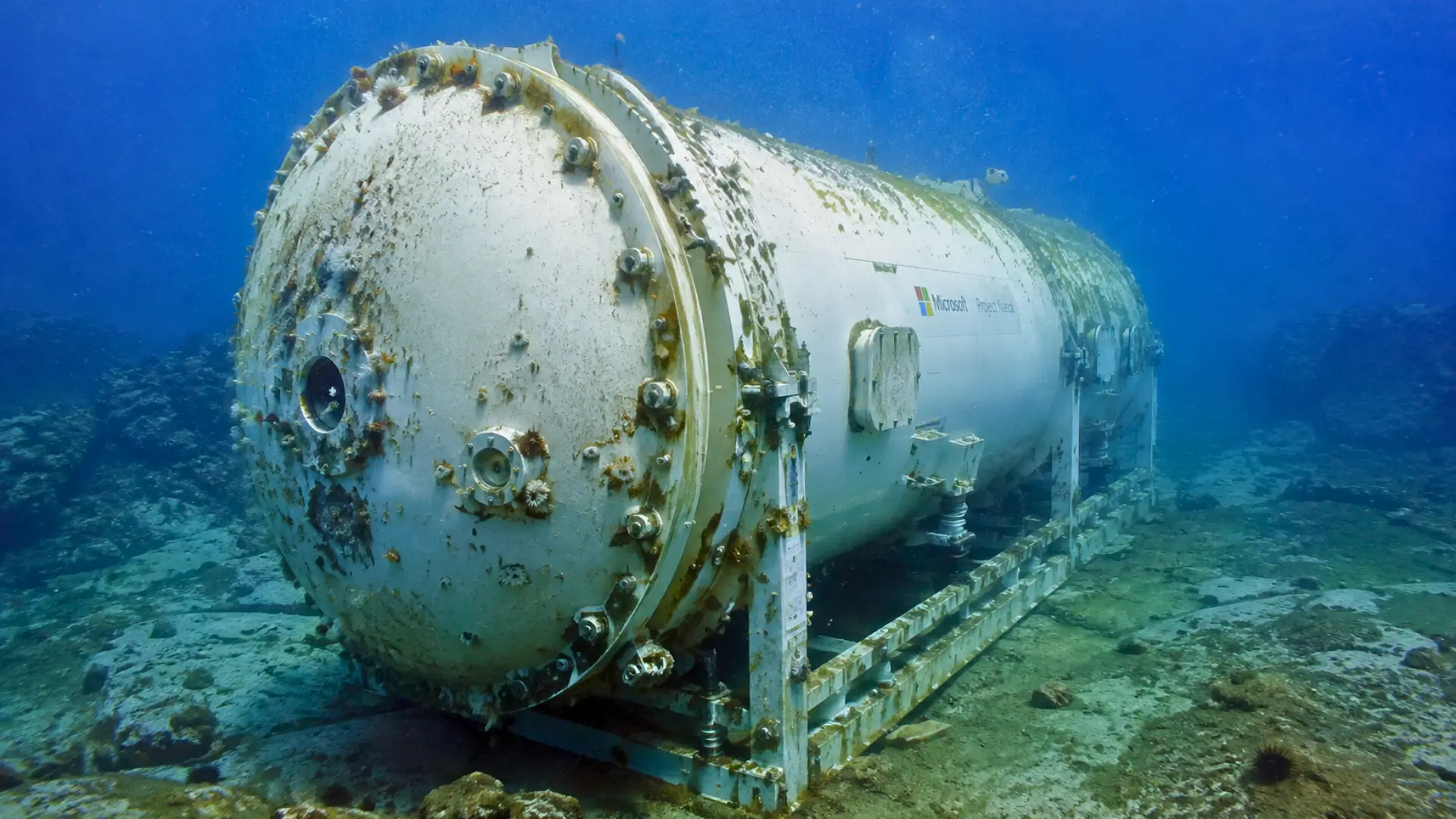 Data center sous-marin de Microsoft reposant sur le fond marin au large des Orcades en Écosse