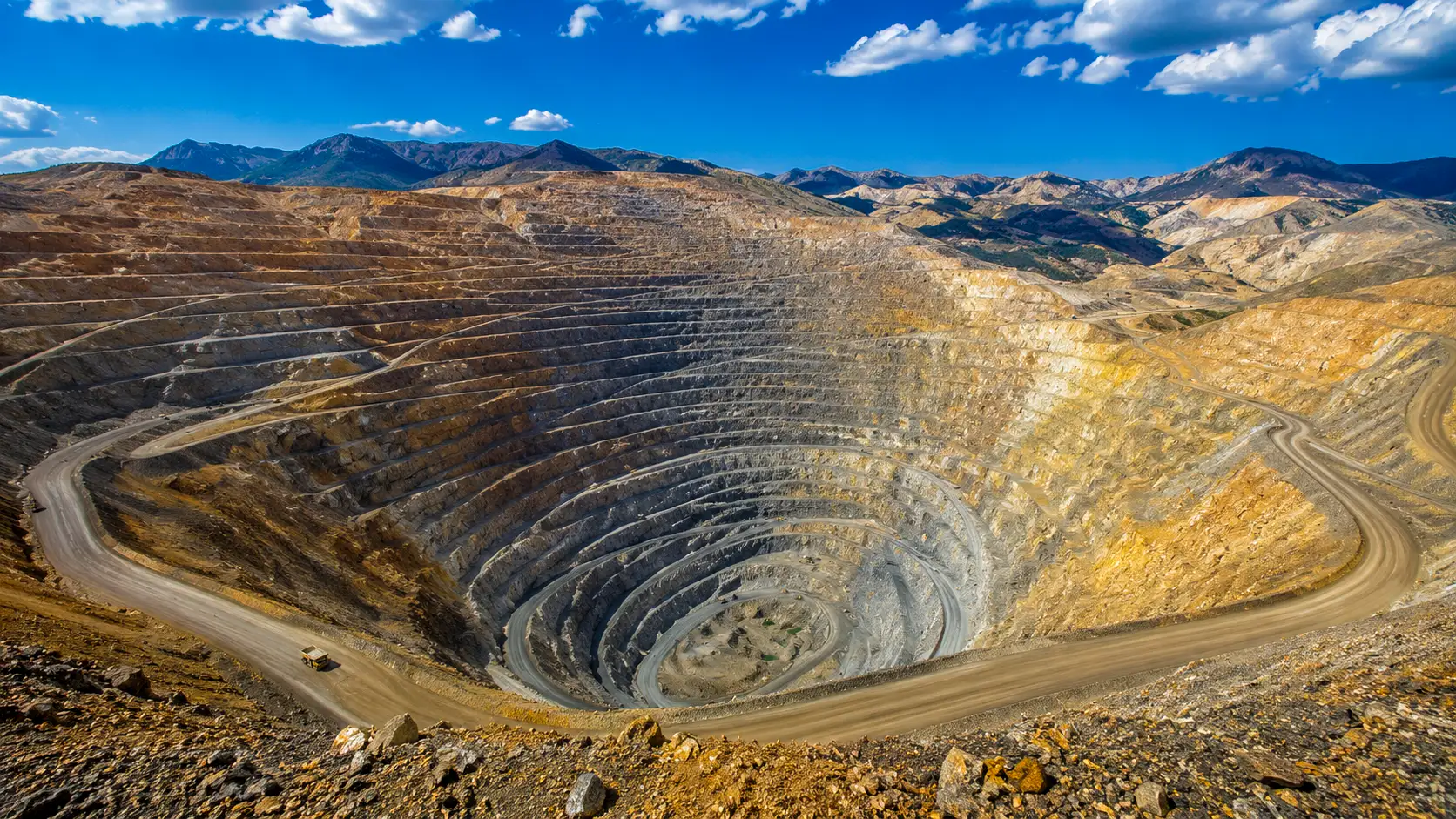 Vue panoramique de la mine de cuivre à ciel ouvert de Bingham Canyon, dans l’Utah, avec ses immenses gradins creusés dans la montagne.