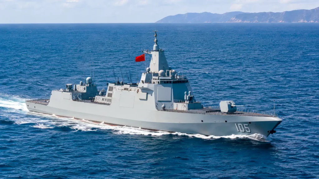 Un destroyer chinois navigue en mer près des côtes japonaises lors d’une patrouille militaire autour de l’archipel.