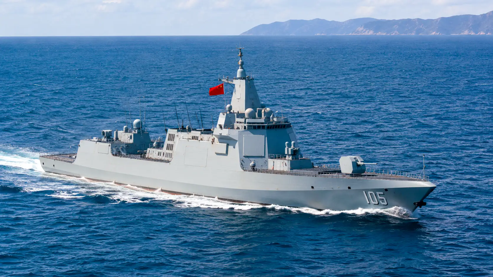 Un destroyer chinois navigue en mer près des côtes japonaises lors d’une patrouille militaire autour de l’archipel.