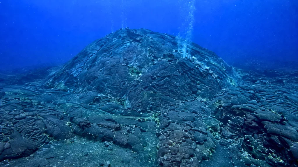 Dôme de lave et formations basaltiques dans la caldeira sous-marine de Kikai, au sud du Japon