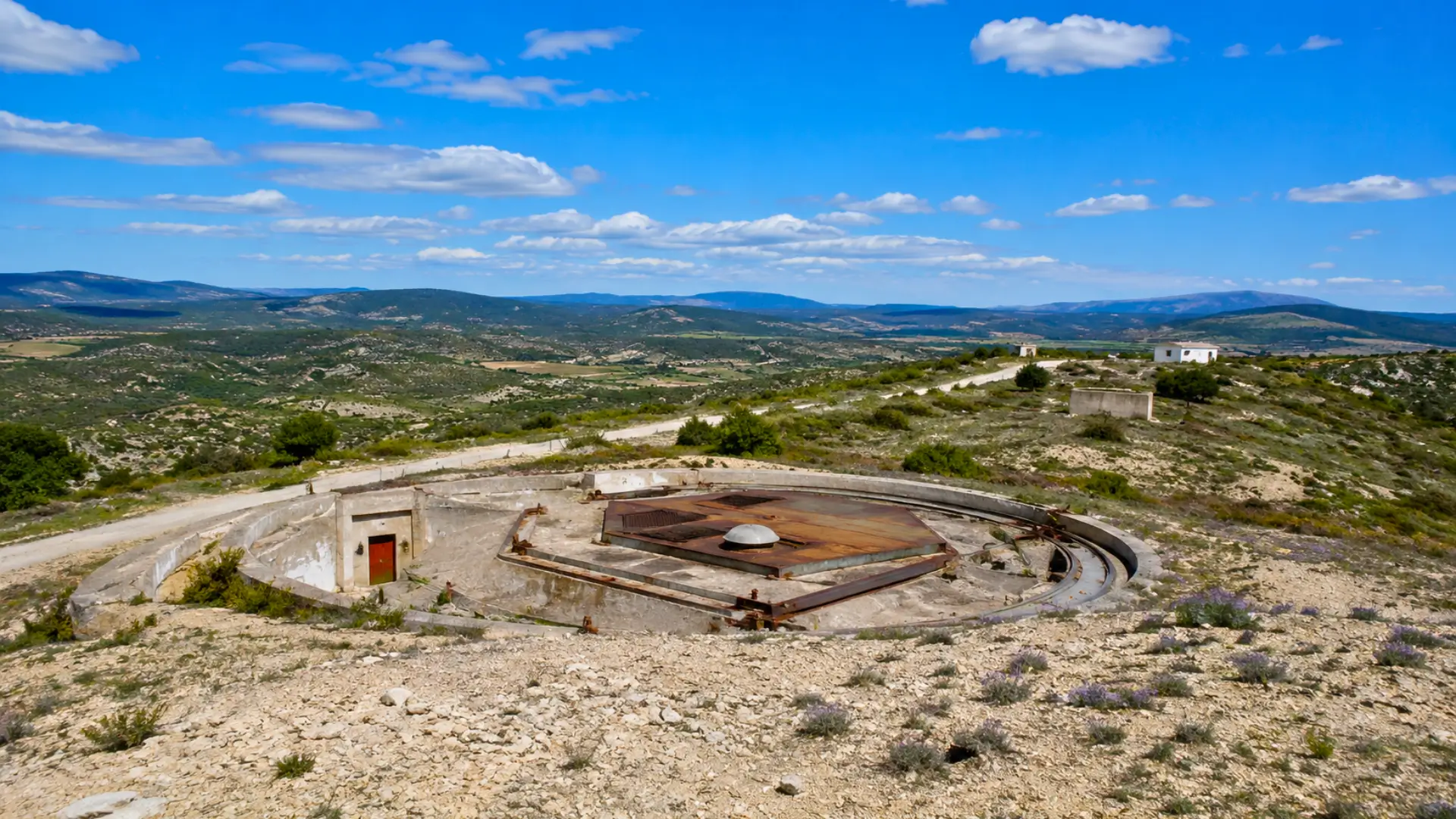 Ancien silo nucléaire du plateau d’Albion dans le Vaucluse, au cœur d’un paysage provençal